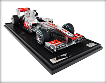 MP4-25 - Lewis (1:8)