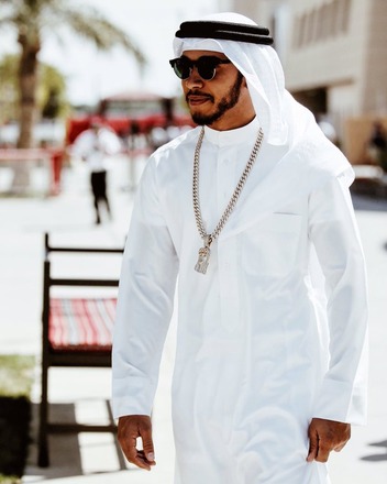 Nothing but love and respect for this culture, and Bahrain!! Feeling royal! 🇧🇭🇧🇭🇧🇭 #BahrainGP #LetsGO #TeamLH https://t.co/CsyHpPrvol