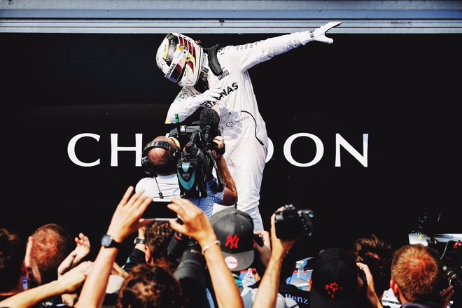 Look at my #DAB 🎶!! 😄😄😄 What a day!! #HungarianGP #TeamLH #P1 @mercedesamgf1 📸 x @suttonimages https://t.co/JVZXxarYCQ