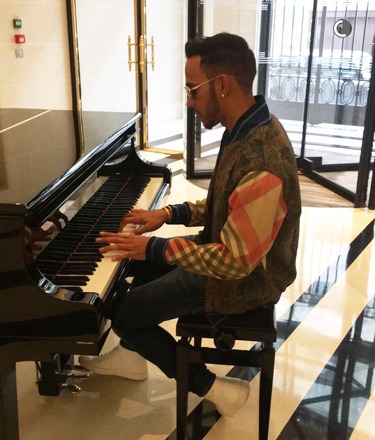 I never pass up the opportunity to play keys...snapchat: lewishamilton﻿