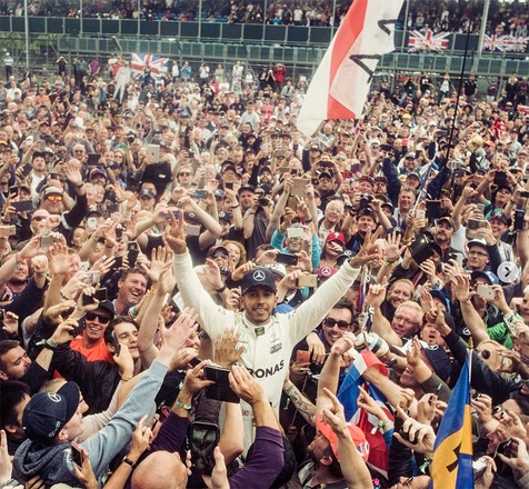 Winning for the 5th time at Silverstone felt so good! Thank you to my fans for the immense energy all weekend long. You guys rock. I'll never forget that one 🙏🏽🇬🇧 #TeamLH #BritishGP #F1 #mercedesamgf1