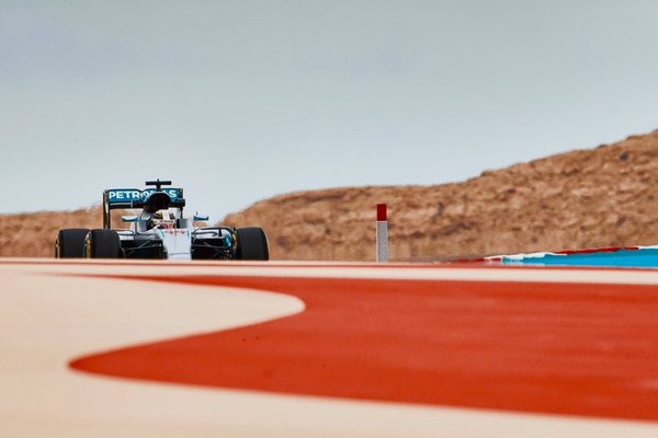#BahrainGP #practice #TeamLH @MercedesAMGF1 photo by Steve Etherington https://t.co/mtsqFe7JLI