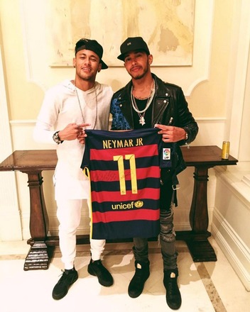 .@neymarjr the GREAT!!! Thank you for the hospitality at the game yesterday, and the amazing gifts! https://t.co/6DGl6hUvOF