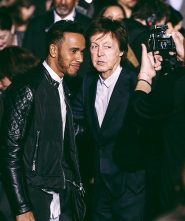 Sir Paul! Legendary! 🇬🇧🇬🇧🇬🇧🇬🇧 #PFW @StellaMcCartney https://t.co/xMj0G26r2e