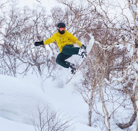 Saw a new side to Japan this winter by hitting the slopes with my @monsterenergy family. The powder was incredible! I can't wait to show you more from our amazing trip... 🇯🇵 #44Unleashed #Snowboarding